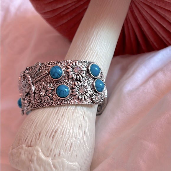 Nevadab Silver plated Butterfly cuff style bracelet 🦋🤍 - Picture 3 of 6